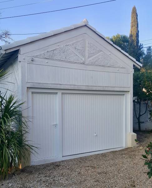 Porte basculante avec portillon indépendant à Marseille.