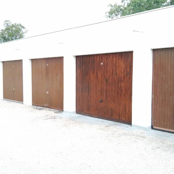 Porte basculante en bois à Marseille