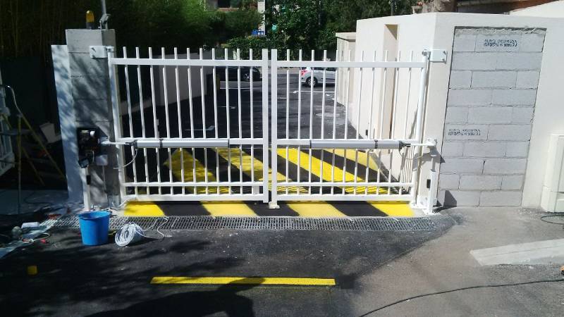 Installation portail collectif ouverture extérieure.