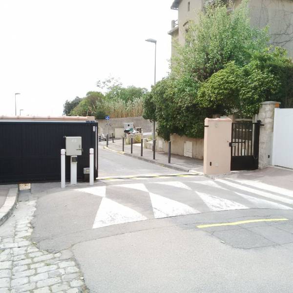 Vue intérieure portail coulissant collectif.