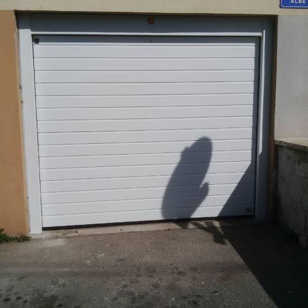 Porte sectionnelle rainures S avec faux-linteau à Plan-de-Cuques Pl