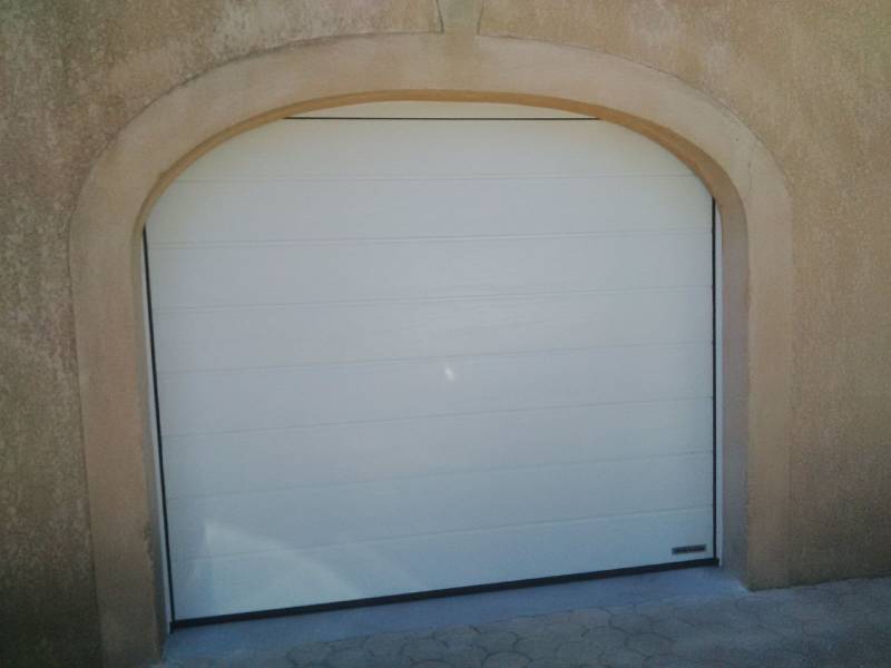 Porte sectionnelle Hormann avec linteau cintré à Marseille