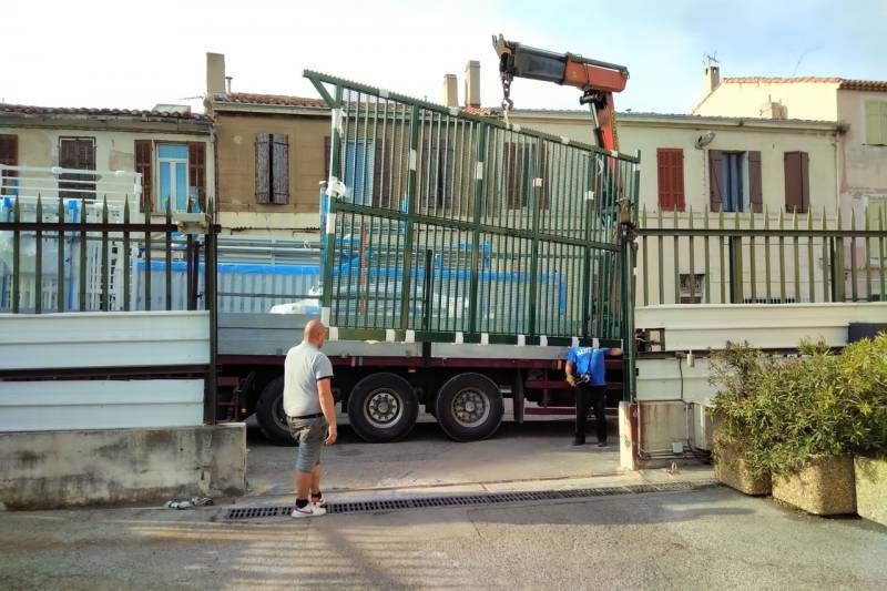 Livraison par camion grue d'un portail coulissant à marseille