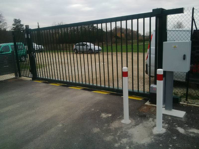 Portail coulissant pour site industriel.
