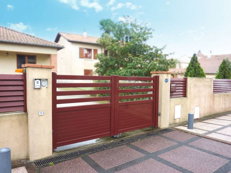 Portail aluminium modèle VESINE avec clôture et boite à lettres intégrée à Marseille