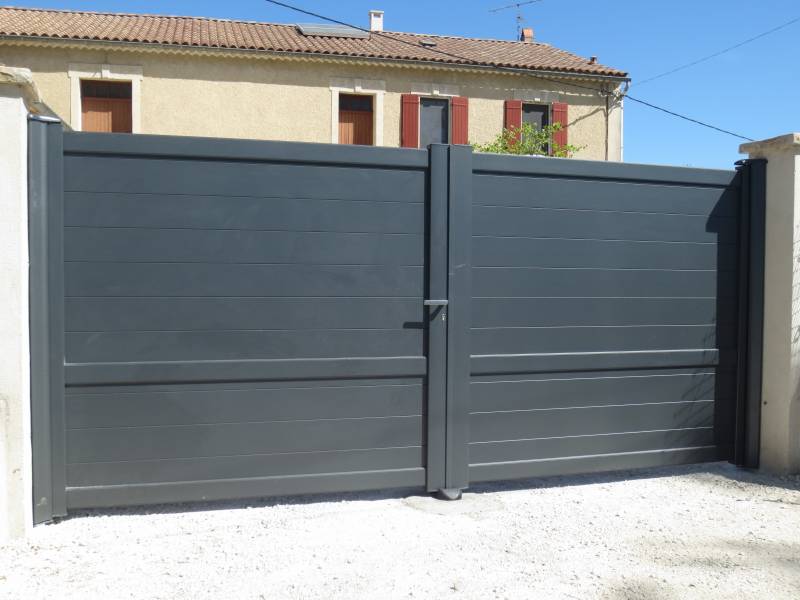 Portail aluminium modèle SUROIT avec lames horizontales larges à Allauch
