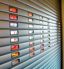 Porte enroulable Décotherm avec hublots.