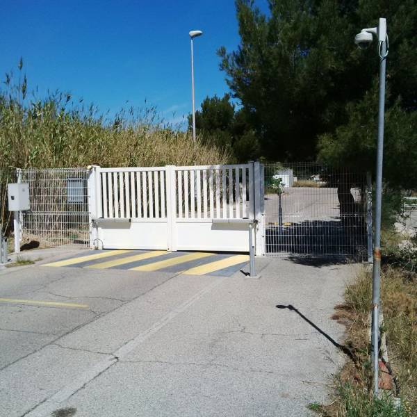 Camera de surveillance sur mât à Marseille
