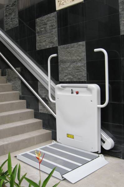 Plateforme monte escaliers pour fauteuil roulant.