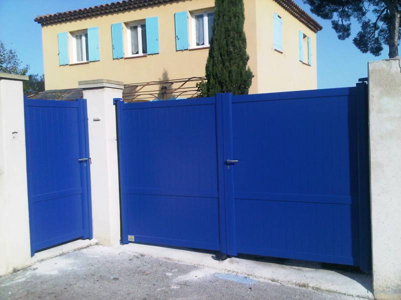 portail aluminium bleu