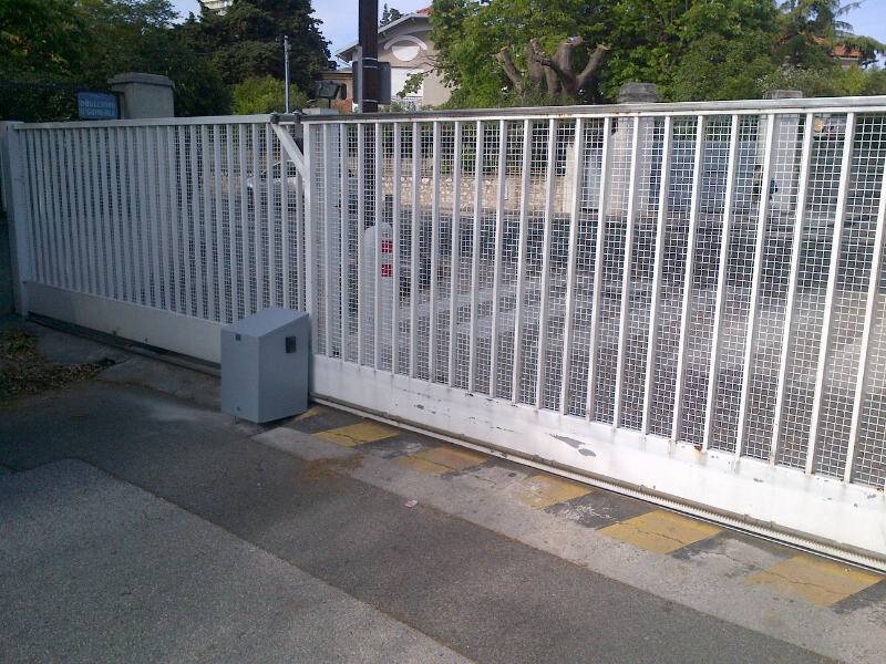 Portail coulissant acier collectif à Marseille