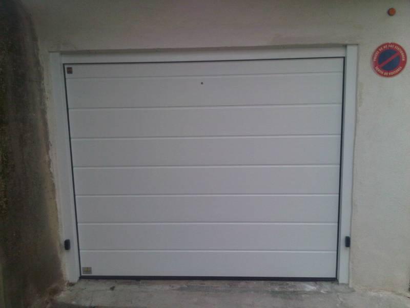 Porte sectionnelle Hormann avec sécurités extérieures à Marseille.