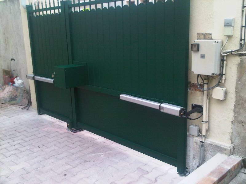 Vue intérieure portail aluminium 1/3-2/3 modèle DEBUSSY avec motorisation à Marseille