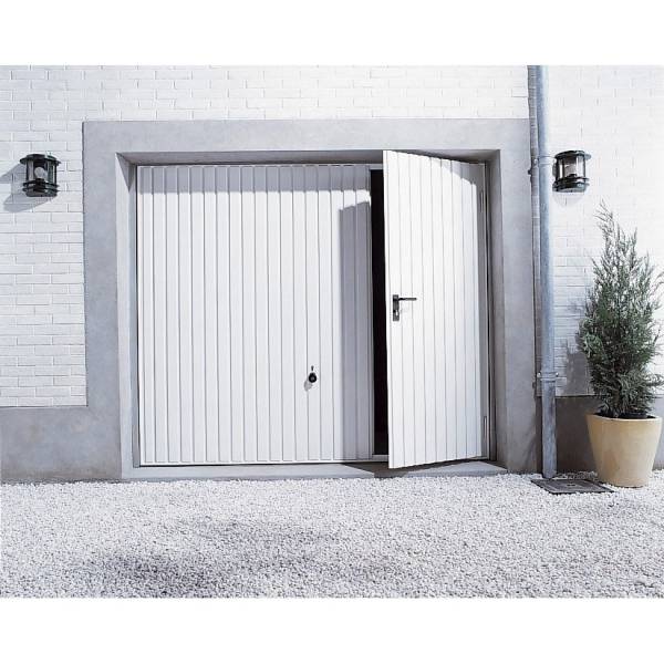 Porte basculante avec portillon incorporé à Marseille.