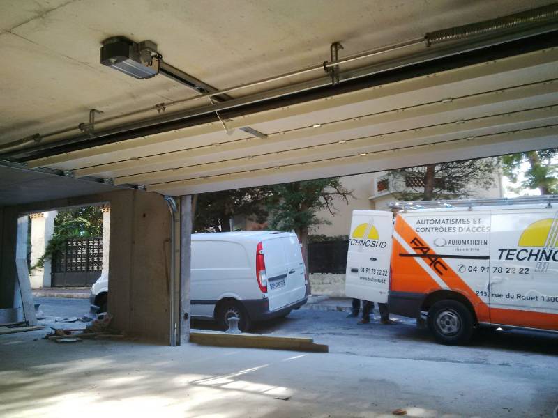 Installation porte sectionnelle motorisée à Marseille